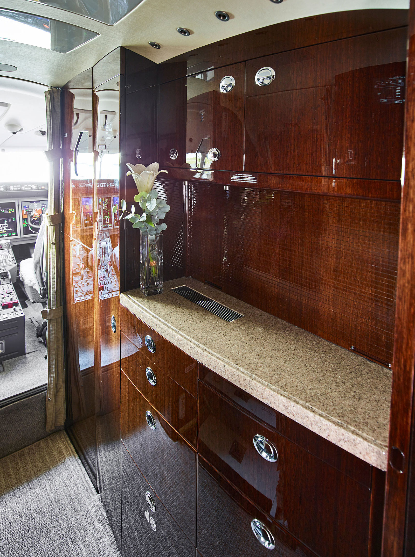 images/Aircrafts/Challenger 300/csm_content_CL300_galley_e536b1d3a2.jpg